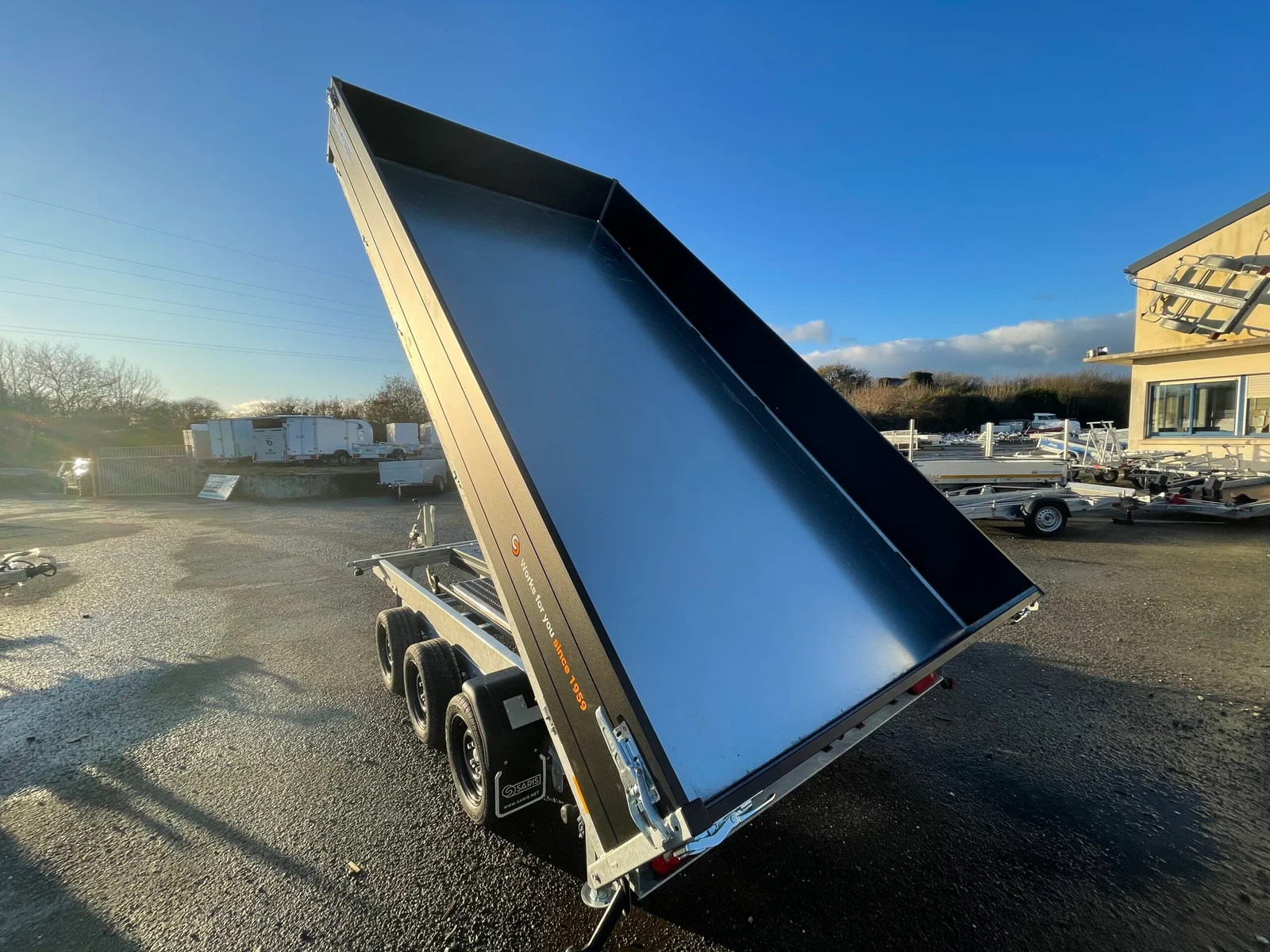 Remorque Tri-Benne Saris – K3 406 – 406 X 204 – Ptac : 3500 Kg – Triple Essieux – Freinée Ressorts Lames – Pompe Electrique
